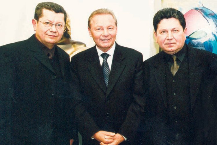 Bratia Miro a Andrej Smolákovci s prezidentom Rudolfom Schusterom na vernisáži Tibora Bartfaya v galérii Bratislava.